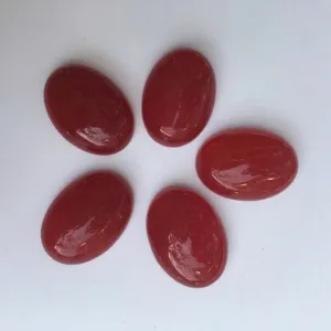 Cinq cabochons ovales en agate cornaline rouge avec finition polie lisse pour bijoux DIY.