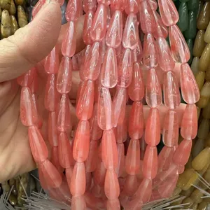 Gros plan de perles en quartz fraise rose 8x20mm en forme de goutte d'eau