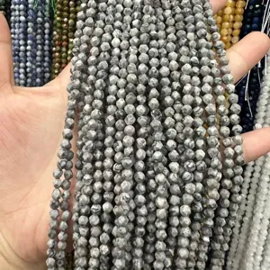 Zoom sur des perles en pierre naturelle grise facettées de 4mm pour bijoux artisanaux