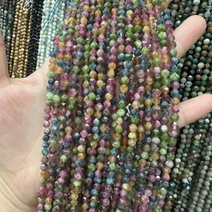 Vue macro de perles en pierre naturelle facettée 4mm à coupe triangulaire pour bijoux DIY