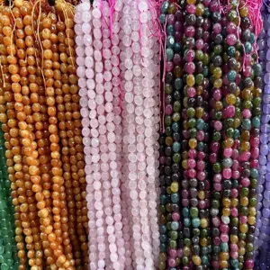 Verschiedene natürliche ovale Steinperlen in Rosa Orange und bunten Strängen für DIY-Schmuck