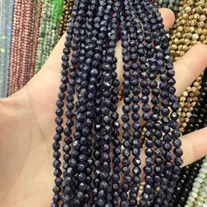 Détail macro de perles en grès bleu facetté de 4mm pour bijoux DIY