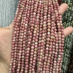 Vue macro de perles en pierre naturelle rose de 4 mm avec texture facettée triangulaire