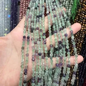 Gros plan de perles en pierre naturelle de fluorite facettées de 4 mm pour bijoux