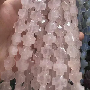 Détail rapproché de perles en croix en quartz rose facetté pour la création de bijoux DIY