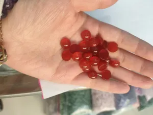 Dettaglio macro di cabochon in agata rossa a base piatta per accessori gioielli fai-da-te