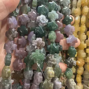 Vue macro détaillée de perles en croix en agate naturelle colorée pour la création de bijoux