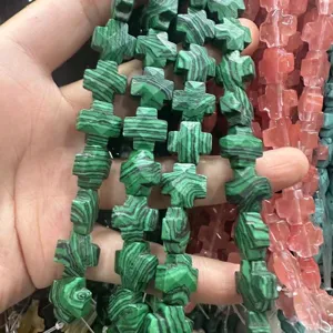 Gros plan de perles en forme de croix de malachite verte pour la création de bijoux