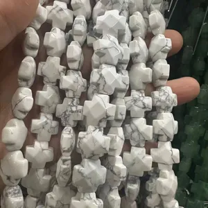 Vue détaillée de perles en howlite blanche en forme de croix pour la création de bijoux DIY