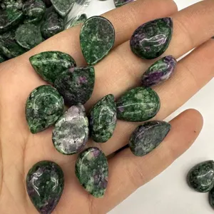 Dettaglio di cabochon in rubino zoisite naturale a forma di goccia per gioielli fai da te