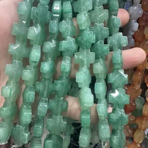 Détail macro de perles en agate verte en forme de croix pour la création de bijoux