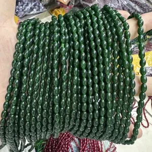 Gros plan détaillé de perles en pierre naturelle vert foncé en forme de riz pour bijoux DIY