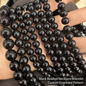 Macro detail van gepolijste natuurlijke zwarte onyx ronde kralen voor DIY sieraden maken