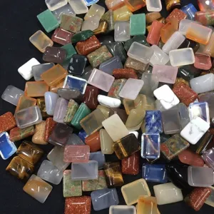 Vue macro de cabochons en pierre naturelle comprenant œil de tigre et agate pour bijoux