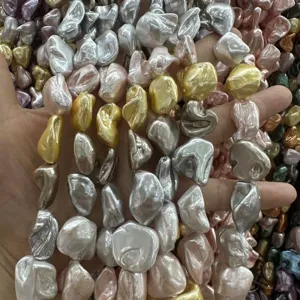 Gros plan de perles de nacre baroques irrégulières au lustre iridescent pour bijoux DIY