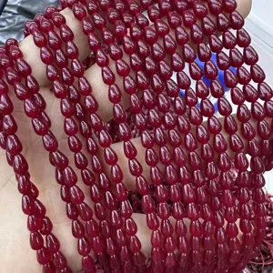 Détail macro de perles en calcédoine rouge en forme de goutte pour la création de bijoux