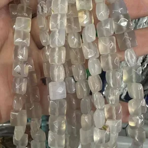 Vista macro que muestra la textura traslúcida de cuentas de ágata natural cuadradas para joyas