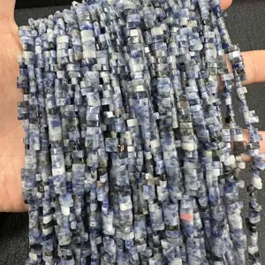 Gros plan de perles en pierre naturelle sodalite bleue 3x5mm à double trou pour bijoux DIY