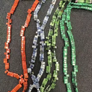 Gros plan de perles Tila en pierre naturelle 3x5mm à deux trous pour bijoux DIY