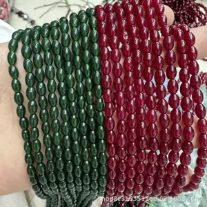Vue macro de perles en pierre naturelle en forme de riz vertes et rouges pour bijoux DIY