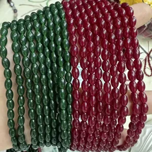 Plusieurs brins de perles en pierre naturelle vertes et rouges en forme de riz pour DIY