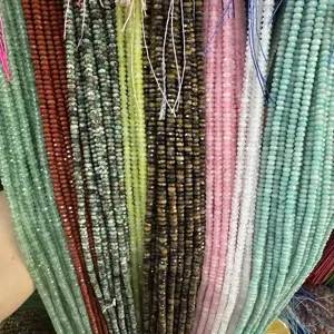 Nahaufnahme verschiedener 2x4mm facettierter Natursteinperlen für DIY-Schmuck.