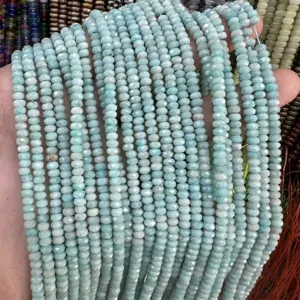 Detailansicht von 2x4mm facettierten hellblauen Natursteinperlen für DIY-Schmuck
