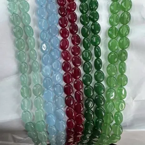 Gros plan de perles de gemme calcédoine ovales 8x10mm multicolores pour bijoux DIY