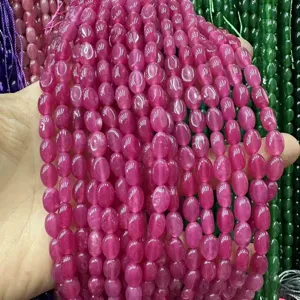 Vue rapprochée de perles ovales en calcédoine rose 8x10mm pour accessoires de bijoux DIY