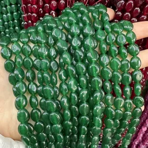 Gros plan de perles de calcédoine ovales vertes 8x10mm pour projets de bijoux DIY