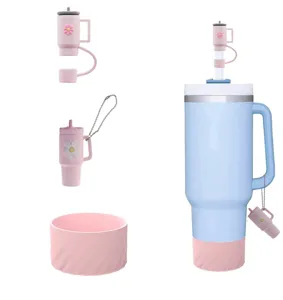 Kit d'accessoires pour gobelet en silicone avec couvercle de paille et botte de protection fond.