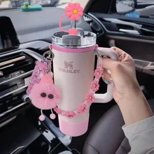 Set tazza Stanley con cinturino margherita in maglia copri cannuccia e ciondolo peluche.
