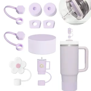 Set di accessori in silicone viola per tumbler con copripaglia, tappo e base protettiva.