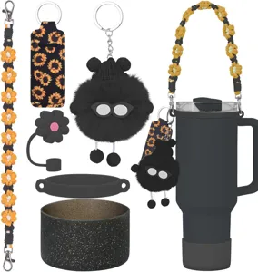 Set accessori per tazza con tracolla margherita, ciondolo soffice e stivale in silicone.