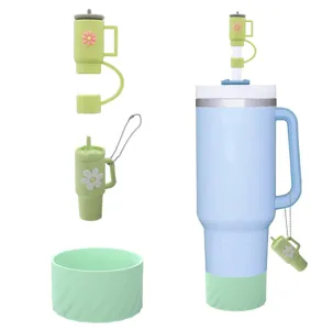 Détail accessoire gourde Stanley, joli couvre paille fleur et protection de base en silicone.