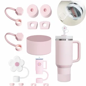 Set accessori per bicchiere isolato rosa con copri paille in silicone e base protettiva.