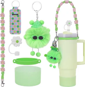 Set accessori per tazza Stanley con tracolla margherita, ciondolo peluche e stivaletto in silicone.