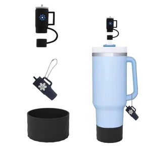 Kit d'accessoires pour tasse en silicone 3 pièces avec couvercle de paille et base.
