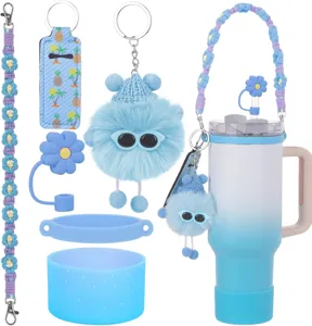 Set di accessori per tumbler Stanley con tracolla intrecciata, ciondolo in peluche e copricanna.