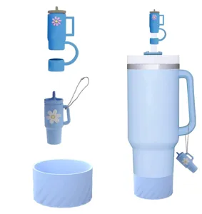 Ensemble d'accessoires tasse Stanley botte silicone bleue paille topper pendentif marguerite.