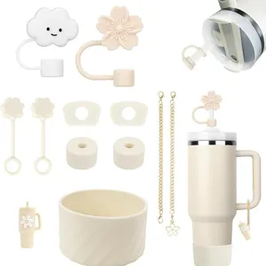 Beige beker accessoires set met schattige kersenbloesem rietje doppen en lekvrije stoppen en kettingen.