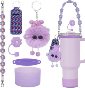 Set accessori per tazza viola con cinturino intrecciato, ciondolo in peluche e stivaletto.