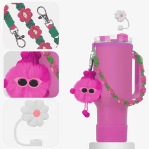 Vista dettagliata degli accessori per tazza con tracolla intrecciata e ciondolo in peluche.