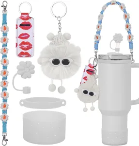Set accessori per tazza Stanley con cinturino margherita, stivale in silicone e peluche.
