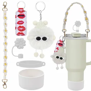 Set di accessori per borraccia con tracolla macramè, ciondolo peluche, copertura e custodia.