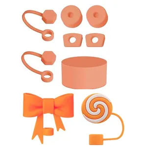 Set di coperture per cannucce in silicone e accessori per tazza, vista dettagliata dei ciondoli.