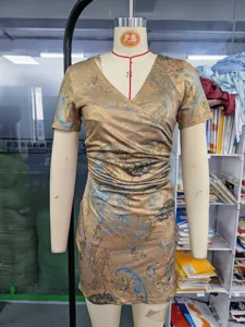 Détails de la mini robe imprimée rétro col V croisé avec détail de tissu et coupe slim.