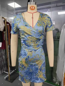Robe mini portefeuille col V avec imprimé rétro, coupe slim à manches courtes pour femmes.