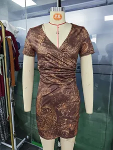 Femme rétro col V manches courtes croisé coupe slim imprimée mini robe vue détaillée
