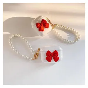 Λεπτομερής άποψη της διαφανούς θήκης AirPods με κόκκινο φιόγκο και κομψό λουράκι πέρλας.